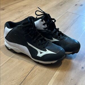 Mizuno kid’s Black and White baseball cleats (size 3)